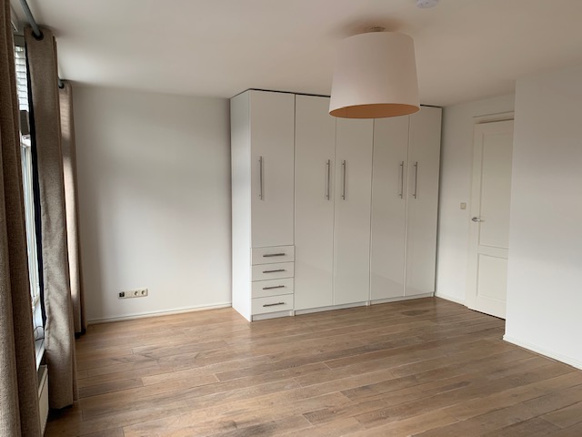 Slaapkamer met kledingkast